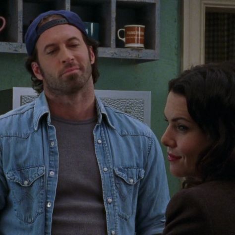 #lorelaigilmore #lukedanes SE1 EP12 Luke Gilmore Girls Outfits, Luke Danes Season 1, Young Scott Patterson, Luke Danes Outfit, Lorelai Gilmore And Luke, Tv Shows Aesthetic, Luke Danes Aesthetic, Jess And Dean, Lorelai And Luke