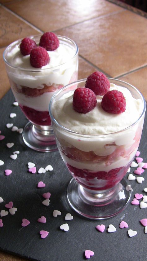 Tiramisu with pink biscuits and raspberries - Val d'Ardenne Tourisme Pink Tiramisu, Preppy Kitchen Tiramisu, Pretty Tiramisu, Lady Finger Tiramisu, Different Flavors Of Tiramisu, Plum Tart, Brown Sugar Cakes, Memory Tree, Fried Apples