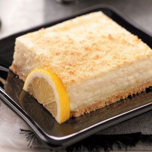 Lemon Fluff Dessert Recipe - This sounds really good for summer. Lemon Fluff Dessert, Holidays Desserts, Lemon Fluff, Desserts Nutella, Smores Dessert, Cheesecake Oreo, Dessert Oreo, Lemon Jello, Fluff Desserts