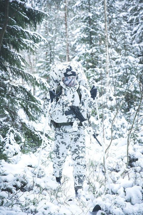 (4) John Spencer on Twitter: "Russia loses over an entire battalion of men, tanks, equipment in trying to cross a single river, but talks big against Finland 🤔 https://t.co/91VUGC7F4I" / Twitter Black Face Paint, Camo Gear, Thermal Jacket, Tactical Gear Loadout, Snowy Forest, Army Uniform, Winter Camping, Special Operations, Emergency Service