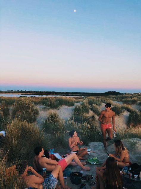 Beach House Friends Aesthetic, Beach Bbq Aesthetic, Summer At The Lake Aesthetic, British Beach Aesthetic, Beach Bbq Ideas, Beach Party Aesthetic, Uk Sunset, Beach Town Aesthetic, Obx Summer