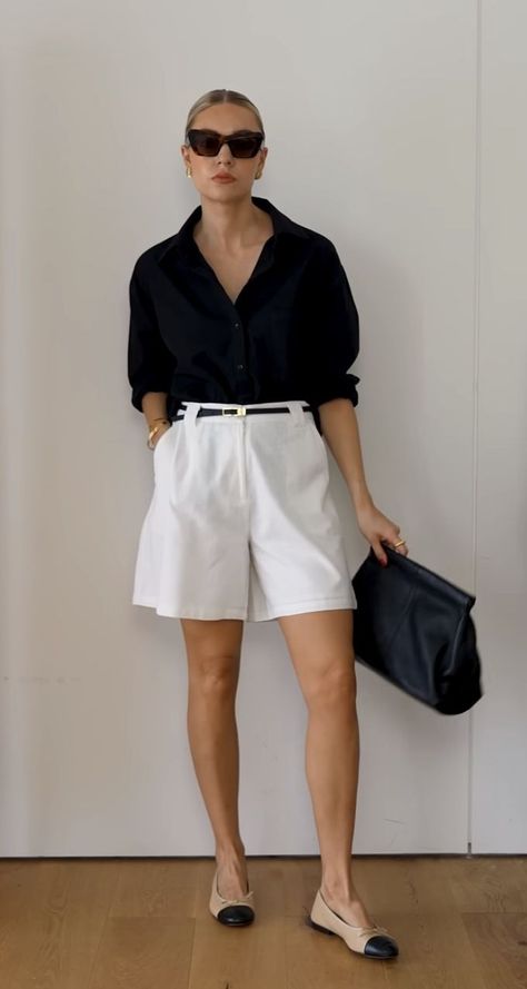 Summer Shorts Work Outfits, White Linen Bermuda Shorts Outfit, Corporate Shorts Outfit, Casual Women Summer Outfits 2024, White Bermuda Shorts Outfit, White Shorts Outfit Summer, Tailored Shorts Outfit, Linen Pants Outfits, Linen Shorts Outfit