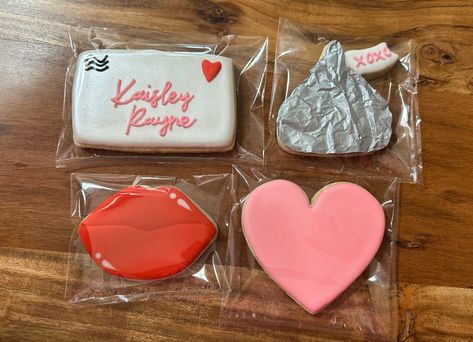 Royal icing sugar cookies decorated Hershey Kiss Cookie, Hershey Kiss Sugar Cookies, Heart Cookies Decorated, Kiss Cookie, Hershey Kiss Cookies, Cookie Craft, Kiss Cookies, Heart Cookie, Hershey Kiss