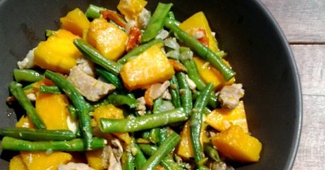 Ginisang sitaw at kalabasa (sauteed stringbeans and squash) is a simple yet nutritious dish. Stringbeans is rich in vitamins A, C, K, ma... Filipino Zucchini Recipes, Kamote Cue Filipino Food, Tau Sar Piah Recipe, Sitaw Recipe, Pinakbet Recipe, Ginataang Kalabasa At Sitaw With Shrimp, Ginataang Hipon At Kalabasa, Filipino Food Dessert, Filipino Recipe