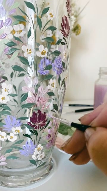 Flowers On Glass Painted, Floral Glass Painting, Painting Vase Ideas, Glass Painting Aesthetic, Painted Vases Ideas, Glass Vase Painting Ideas, Lilac Vase, Glass Vase Painting, Hand Painted Glass Vases