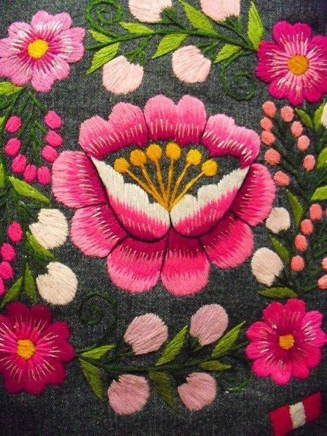 Peruvian Embroidery, Mexican Embroidery Designs, Peruvian Art, Mexican Embroidery, Folk Art Flowers, Sashiko Embroidery, Brazilian Embroidery, Needlework Embroidery, Folk Embroidery