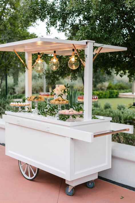 Dessert Cart Display, Poolside Party Ideas, Outdoor Wedding Furniture Ideas, Food Carts Wedding, Diy Desert Cart, Cute Food Cart, Event Display Design, Diy Party Cart, Diy Dessert Cart With Wheels