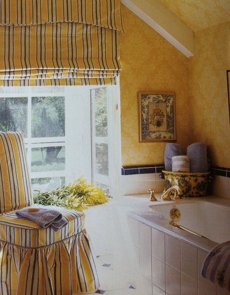 Blue/yellow bathroom, very Laura Ashley, I like it! Blue Yellow Bathroom, Tuscany Interior, Yellow And Blue Bathroom, Outdoor Pool Bathroom, Sunflower Cottage, Cottage Bath, Italian Bathroom, Black Bathroom Decor, Pool Hall