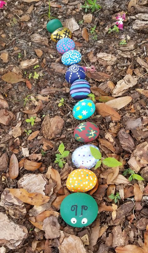 Rock painting Caterpillar Rock Painting, Rock Caterpillar, Cat Rock, Garden Rocks, Rock Ideas, Rock Crafts, Rock Garden, Pebble Art, Rock Painting