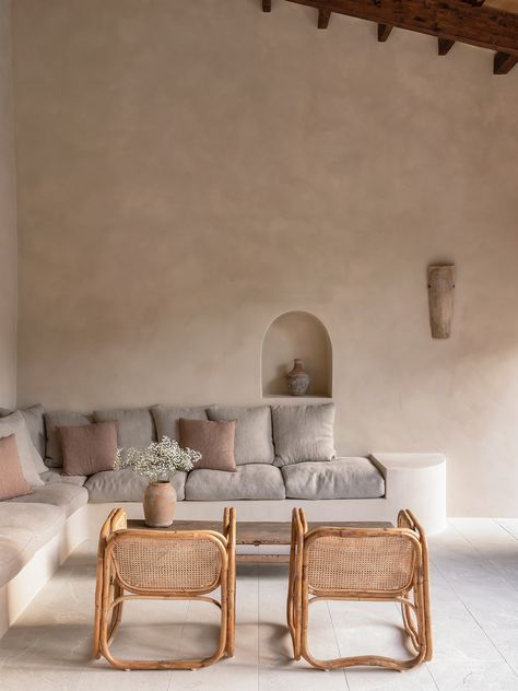 Marble Bedside Tables, Linen Bed Cover, Casa Cook, Art Deco Theme, Linen Bedding Natural, Timber Roof, Stucco Walls, Walnut Dining Table, Lounge Design