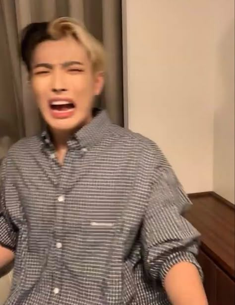 Reaction Pictures Freaking Out, K Pop Hairstyles Men Short, Funny Hongjoong, Oreo Hongjoong, Hongjoong Funny, Hongjoong Fashion, Random Widgets, Funny Ateez, Kpop Widget