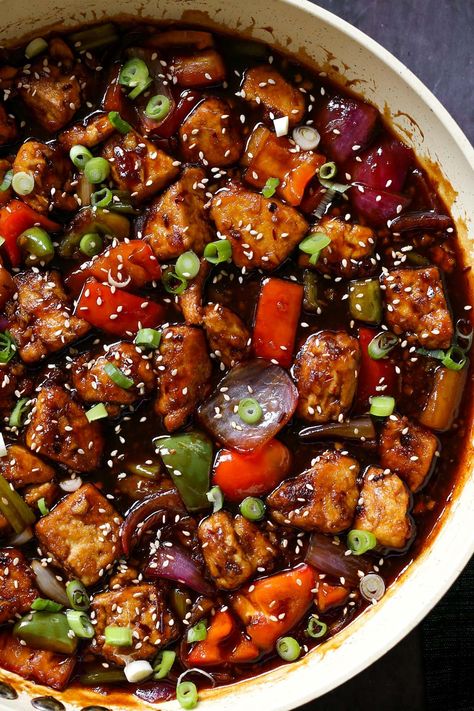 General Tso’s tofu is a super quick weeknight dinner! Crispy tofu in sticky, mildly-spicy sauce comes together in one pan and is just packed with amazing flavor. Tofu Dinner Recipes, General Tso Tofu, Quick Vegan Dinner Recipes, Vegan Richa, General Tso, Nut Free Recipes, Crispy Tofu, Sweet Sauce, Green Onion