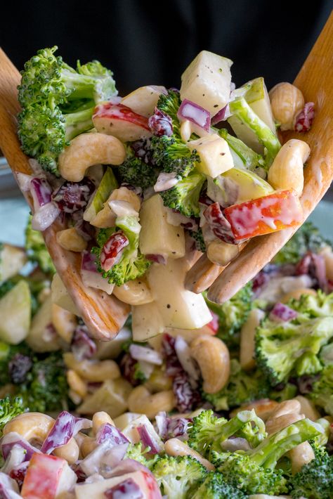 Broccoli Apple Cashew Salad Best Salad Recipes, Macaroni Salad, Broccoli Salad, Idee Pasto Sano, Cucumber Salad, Healthy Salads, Summer Salads, Delicious Salads, Red Onion