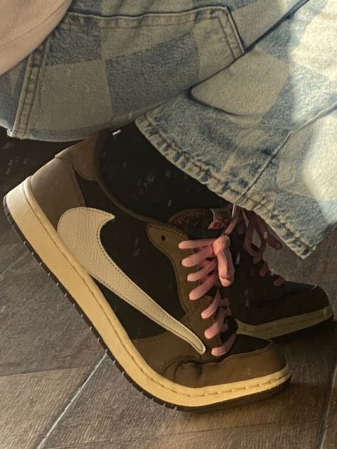 Travis scott jordan 1 low/ sneakers Travis Scott Sneakers Outfit, Travis Scott Mocha Outfit, Travis Scott Low Outfit, Travis Scott Jordan 1 Low Outfit, Travis Scott Jordan 1 Outfit, Travis Scott Lows, Travis Scott Shoes Outfit, Creased Shoes, Jordan 1 Low Brown