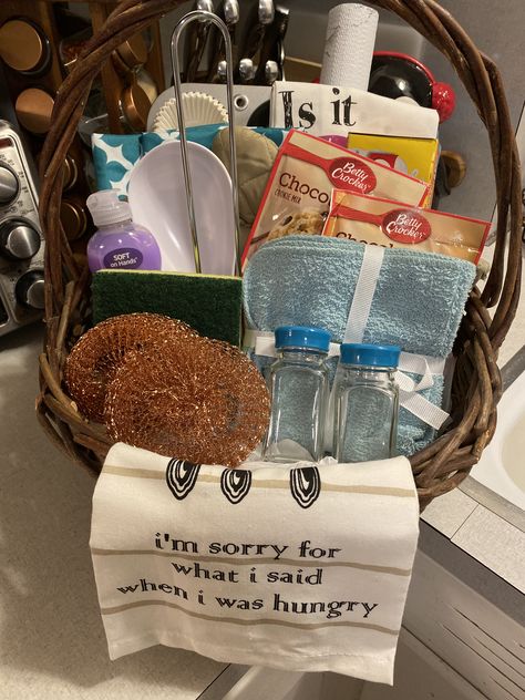 First Apartment Gift Basket, New Apartment Gift Basket, Homemade Housewarming Gifts, First Apartment Gift, Moving Out Of Home, New Apartment Gift, Housewarming Gift Baskets, Apartment Gift, Bathroom Gifts