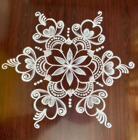 White Paint Rangoli, Mahalaxmi Rangoli Design, Muruja Jhoti, Rongali Design, Mugullu Rangoli Designs, Pongal Kolam Rangoli, Rangoli Drawing, Simple Rangoli With Dots, Easy Rangoli Designs Videos