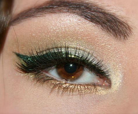 Closer close-up.. Green And Gold Eyeliner, Gold And Green Eye Makeup, Quince Makeup, Eyeliner Inspo, Hoco 2023, Simple Prom Makeup, Quinceanera Makeup, Golden Eye Makeup, Green Cat Eye