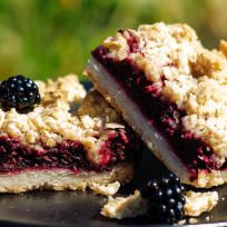 Blackberry Crumble Bars Recipe Blackberry Pie Filling, Blackberry Bars, Apple Flapjack, Blackberry Filling, Sweet Oatmeal, Oatmeal Crumble Topping, Desserts Brownies, Triple Berry Pie, Sweet Deserts