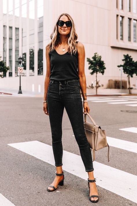 Black Sandals Outfit Summer, Faded Black Jeans Outfit, Black Monochromatic Outfit, Wine Tasting Outfit Summer, Black Jeans Outfit Spring, Everlane Outfit, Black Sandals Outfit, Outfits Ripped Jeans, Boyfriend Jeans Outfits