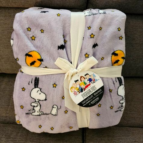 2024 New Viral Tictok Peanuts Blanket. Size Is A Full/ Queen Or 90 X 90 Snoopy Halloween Blanket, Cute Halloween Blankets, Snoopy Blankets, Peanuts Blanket, Halloween Wishlist, Thanksgiving Snoopy, Bday Gift For Boyfriend, Snoopy Blanket, Halloween Bedding