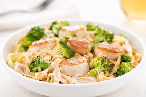 Combining scallops and the lemony fettuccine Alfredo is one of the best ideas we've ever had, even if it's not 1000% original to us. Who needs originality when we have delicious, fresh ingredients put together with ease and optimized flavors? Creamy, rich pasta sauce with fresh broccoli and buttery, delicate scallops… this may not be the first version of this meal, but it is, we dare say, one of the best. Fettuccine Alfredo Recipes, Fettuccine Pasta, Broccoli Pasta, Fettuccine Alfredo, Fresh Broccoli, Meal Delivery Service, Roasted Broccoli, Fresh Ingredients, Cook At Home