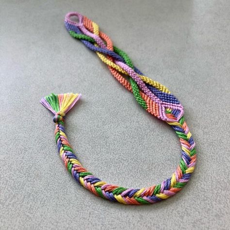 Thread Braids, Frendship Bracelets, Alpha Bracelets, Alpha Bracelet, Bracelet Stuff, Friendship Bracelet Patterns Easy, Macrame Lace, Embroidery Bracelets, Bracelets Handmade Diy