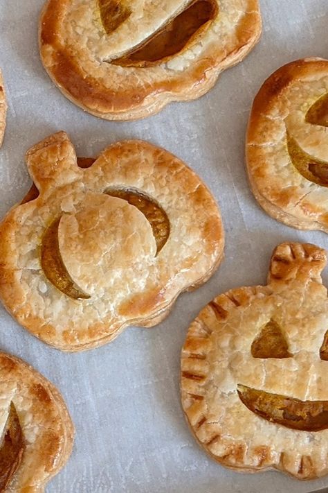 These adorable pumpkin hand pies are made deliciously easy with a Snack Pack® pudding filling and ready-made crust. 🎃 Whip up a batch for single-serve desserts through the week or serve your pumpkin hand pies at your halloween gathering! Find the full recipe at the link in bio. #halloween #halloweentreats #baking Pumpkin Hand Pies, Pumpkin Shaped Cookies, Snack Pack Pudding, Vegetarian Pie, Ready Set Eat, Single Serve Desserts, Refrigerated Pie Crust, Snack Pack, Holiday Dessert Recipes