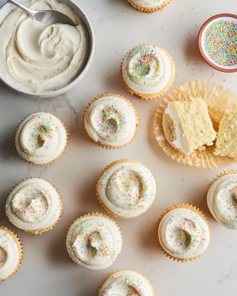 Cupcake Recipe Vanilla, Magnolia Cupcakes, Moist Cupcakes, Magnolia Bakery, Vanilla Cupcake Recipe, Magnolias Bakery, Buttercream Cupcakes, Edible Cookies, Edible Cookie Dough