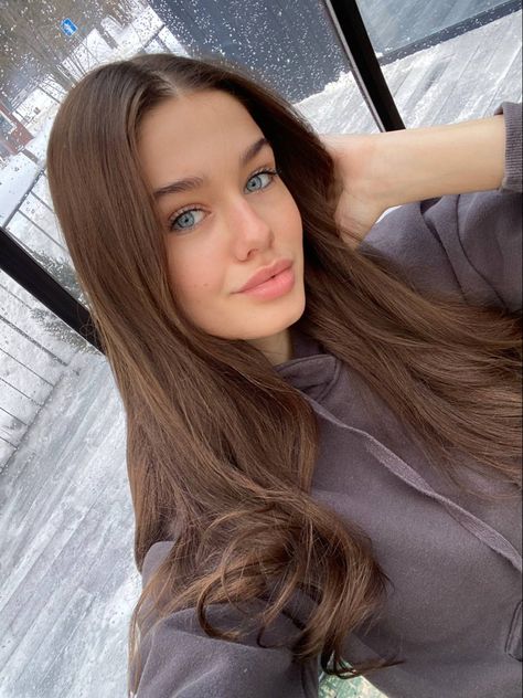 Russian Queen, Curly Hair Sew In, Hidden Hair Color, Trends In 2023, Pelo Cafe, Medium Haircut, Polish Girl, Hair Dye Tips, Russian People