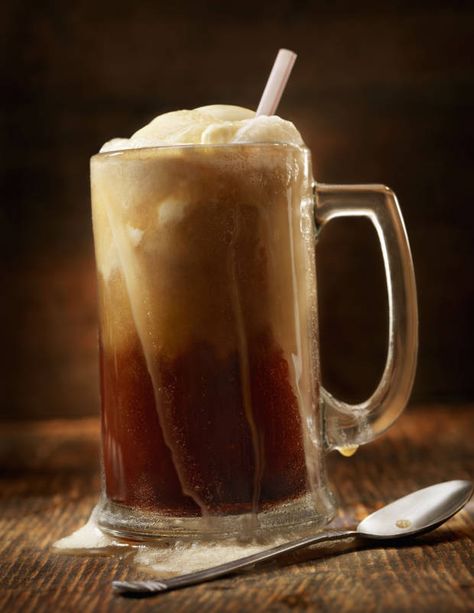 Our favorite root beer float recipe! Float Aesthetic, Alcoholic Root Beer Float, Vegan Butterbeer, Root Beer Floats Party, Root Beer Float Popsicles, Root Beer Float Bar, Root Beer Float Recipe, Root Beer Float Pie, Root Beer Candy