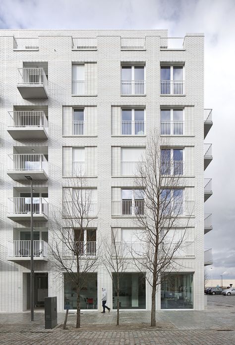 L'Architecture d'Aujourd'hui | KAAI 37, a passive housing block in Antwerp | L'Architecture d'Aujourd'hui Apartment Elevation, Architecture Contemporary, Commercial And Office Architecture, Block Of Flats, Masonry Work, Facade Cladding, Floor Apartment, Brick Architecture, Apartment Architecture