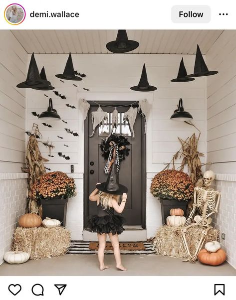 Spooky House Decor, Entrada Halloween, Decorating Ideas For Halloween, Porche Halloween, Soirée Halloween, Halloween Outside, Halloween Front Doors, Casa Halloween, Halloween Front Porch Decor