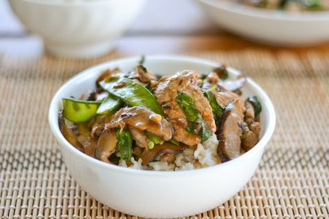 This stir fried pork with shiitake and snow peas recipe is an easy dish. The pork and vegetables were stir-fried with hoisin, soy sauce and pepper flakes. Stir Fried Pork, Snow Peas Recipe, Snow Pea, Chinese Recipe, Pork Stir Fry, Pea Recipes, Snow Peas, Healthy Food Blogs, Fried Pork