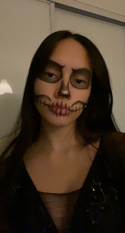 Skeleton Face Drawing Easy, Skeleton Makeup Half Face Simple, Minimal Skull Makeup, Diy Skeleton Face Paint Easy, Skelton Faces Makeup, Easy Skeleton Makeup Diy Simple, Easy Skeleton Face Paint, Half Face Skeleton Makeup, Skeleton Face Paint Easy