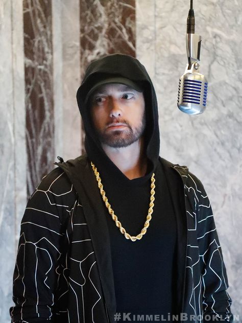 Eminem Bing Chilling, Rapper 50 Cent, The Marshall Mathers Lp, Marshall Eminem, Eminem Songs, The Slim Shady, Eminem Wallpapers, Dj Mixtape, Real Slim Shady