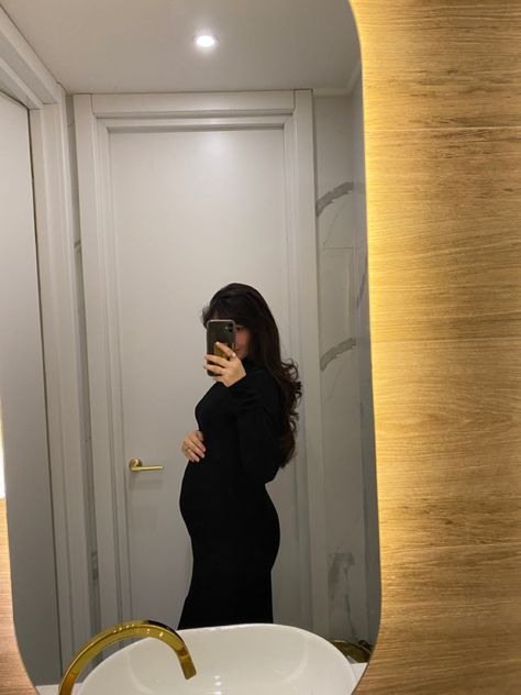 Pap Hamil, Pregnancy Mirror Selfie, Brunette Pregnant, Pregnant Brunette, 5 Months Pregnant, Teenage Couples, Teen Pregnancy, Dresses For Pregnant Women, Future Photos