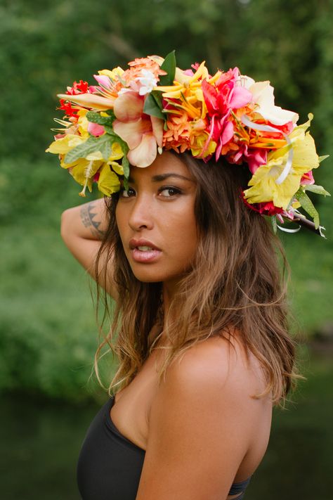 Coco's Trading Post with a Lei fit for a Queen. Hawaiian Makeup Look Hawaii, Hawaiian Makeup Look, Hawaiian Makeup, Hawaii Girl, Tahitian Dance, Hawaiian Woman, Hawaiian Dancers, Instagram Pose Ideas, Hawaiian Lei