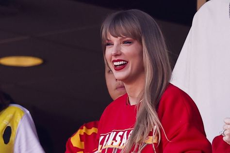 Taylor Swift Baked Travis Kelce This "Homemade" Treat Before His Football Game https://www.thekitchn.com/taylor-swift-cinnamon-rolls-travis-kelce-23616839?utm_source=RSS&utm_medium=feed&utm_campaign=Category%2FChannel%3A+main #splendidum.com #rtplease Taylor Swift Cinnamon Rolls, Taylor Swift Travis Kelce Shirt, Travis Kelce Taylor Swift Kiss, Travis Kelce 2022, Travis Kelce No Shirt, Taylor Swift At Travis Kelce Game, Cinnamon Roll Recipe, Recipes Italian, Young Parents