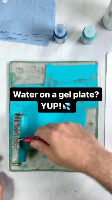 Drew Steinbrecher | Abstract art & online classes on Instagram: "Water on a gel plate? YUP!💦 - Add paint to the plate.🎨 - Use paintbrush to flick water.🖌️ - Let sit for a few minutes. Wipe off excess water.🧽 - Add more paint, paper, and let sit for a few minutes.⏲️ - Pull the print!🌟 Happy printing!🎨 Save this post so you can refer to it later.✅ #monoprint #monoprinting #printmaking ⁠#gelliplateprinting #gelliprint #gelliplate #gelliprinting #drewsteinbrecher" Gel Plate Printing Ideas, Jelly Painting, Drew Steinbrecher, Gell Printing, Monoprint Tutorial, Gelli Painting, Monoprinting Techniques, Birgit Koopsen, Gel Plates