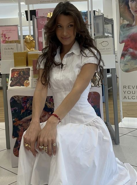 White Button Up Blouse, Isabella Hadid, Yolanda Hadid, I Am Passionate, Hadid Sisters, Bella Hadid Outfits, Bella Hadid Style, Hadid Style, Bella Hadid