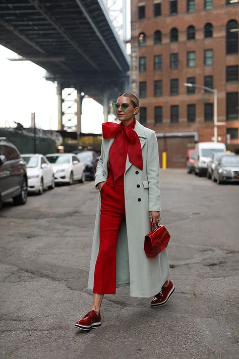 Blair Eadie revisits a few of her favorite color combinations on Atlantic-Pacific // Casual Gala Outfits For Women, Fall Color Combinations, Blair Eadie, Style Parisienne, Fashion Sites, Lv Handbags, Red Pants, Oui Oui, 가을 패션