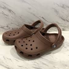 Croc Outfits, Brown Crocs, Crocs Aesthetic, Crocs Brown, Crocs Fashion, Shoes Crocs, Brown Clogs, Graphic Tee Outfits, Shoe Wishlist