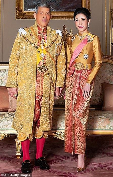 Thai Royal Family, Thai King, Engelberg, Army Nurse, Queen Sirikit, King Bhumibol Adulyadej, Thailand Photos, Old King, Intimate Photos