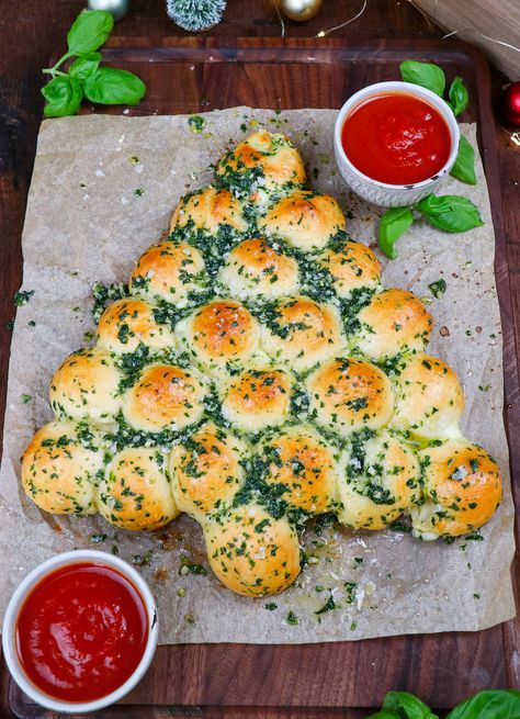 Imagine garlic knots meet mozzarella sticks... this is an easy appetizer festive for Christmas dinner and delicious for the whole family! Cheesy Garlic Knots, Christmas Tree Bread, Garlic Knots Recipe, Healthy Milk, Garlic Knots, Mozzarella Sticks, Dinner Appetizers, Christmas Party Food, Christmas Appetizers