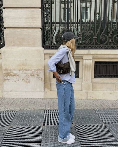 Matilda Djerf Baggy Jeans, Baseball Shirt Outfit, Button Down Shirt Outfit, Jeans Amazon, Scandinavian Outfit, Amsterdam Outfit, Zara Style, Wide Leg Jeans Outfit, Straight Leg Jeans Outfits