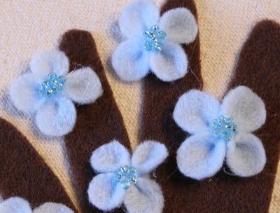 Felt is so easy to work with.  I love these flowers.  I can use them as a hair clip for my daughter or to add to shirts! Small Felt Flowers, I Have Missed You, Felt Flower Tutorial, Baby Flower Headbands, Felt Flowers Diy, Nylon Flowers, Felt Headband, Felt Flower Headband, Grand Daughter