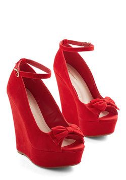 Prom Shoes Wedges, Wedding Shoes Vintage, Wedge Wedding Shoes, Red Wedges, Quoi Porter, White Wedding Shoes, Prom Heels, Vintage Heels, Peep Toe Shoes