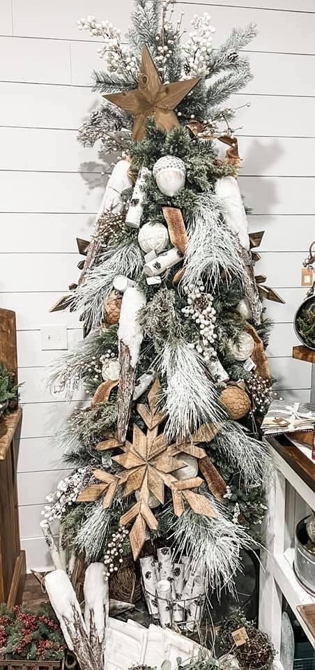 Alpine Christmas Tree Decorating Ideas, Boho Country Christmas Decor, Joy To The World Christmas Tree, Woodland Christmas Tree Topper, Decorating Deer Mounts For Christmas, Rustic Boho Christmas Tree, Farmhouse Rustic Christmas Tree, Woodlands Christmas Tree, Woodsy Christmas Tree Ideas