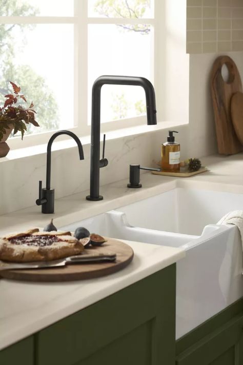 A square-shaped faucet Kitchen Faucet Ideas, Vintage Living Room Furniture, Apron Front Kitchen Sink, Double Kitchen Sink, Pull Down Kitchen Faucet, Bar Stools Kitchen Island, Hot Water Tank, Hot Water Dispensers, Interior Design Resources