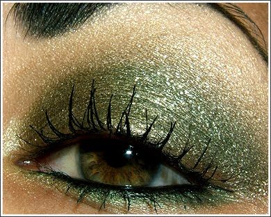 Metallic green smoky eye. Wear with black or brown. Not as harsh as the usual grey smoky eye. Enchanted Forest Makeup, Forest Makeup, Day Eye Makeup, Green Eye, Eye Makeup Designs, Green Eyeshadow, Gold Makeup, Eye Makeup Tips, Gold Eyes